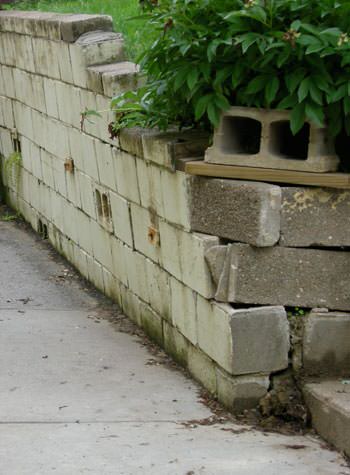 collapsing retaining wall with severe damage in Warsaw